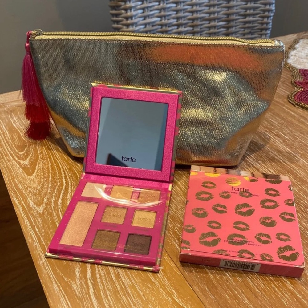 ⭐️SOLD⭐️ Tarte Eyeshadow Palette & Cosmetics Bag
